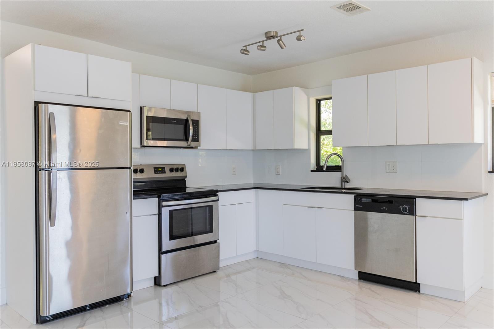 spacious 2-bedroom, 2-bathroom apartment, ideally located in the Northeast. This inviting unit features a well-appointed kitchen with granite countertops, ensuring your culinary endeavors are a joy. With a central AC system, you'll stay comfortable year-round, and the updated bathrooms add a touch of modern sophistication. Enjoy the ultimate convenience with an IN-UNIT WASHER AND DRYER. Our communal grill and picnic table area are perfect for outdoor gatherings and barbecues with friends and neighbors. We're proud to be pet-friendly, so your furry companions are more than welcome! Why wait? Make this fantastic apartment your new home and experience a lifestyle of convenience, style, and comfort.