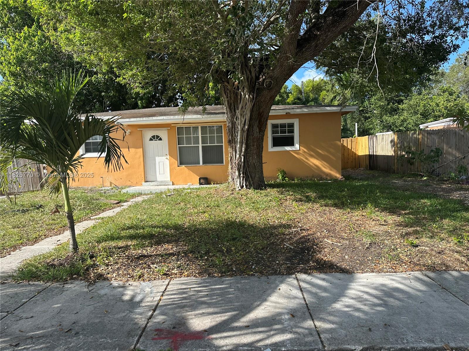 Very nice home in the City of Westpark. New kitchen and bathroom. Easy move in. Close to i-95 and shopping.