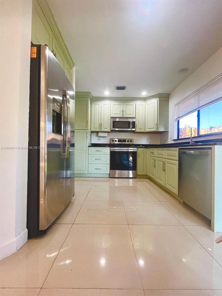 BEAUTIFUL VILLA IN AMAZING COMMUNITY CENTRALLY LOCATED TO ANYTHING YOU NEED INCLUDING HOUSES OF WORSHIP, HOSPITALS, SHOPPING , A+ RATED SCHOOLS ETC.. YOU HAVE YOUR OWN NICE SIZE BACK YARD PLUS A GRAGE. Rainberry Park amenities: pool, hot tub, kiddie pool, playground, basketball, tennis and racquetball courts...  EASY TO VIEW !!