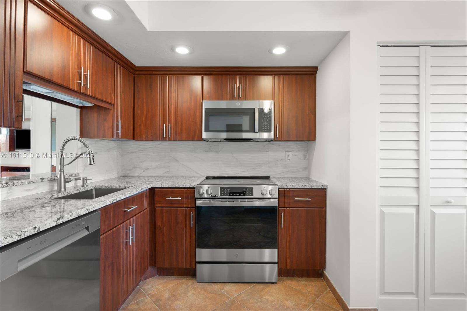 12B OF PALM SPRINGS 2 CON - Residential