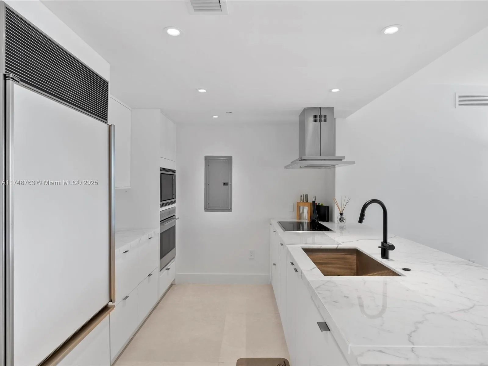 Miami, Florida 33131, United States, 2 Bedrooms Bedrooms, ,2 BathroomsBathrooms,Residential,Pending,1617