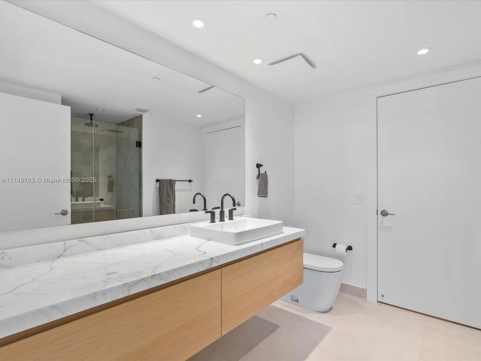 Miami, Florida 33131, United States, 2 Bedrooms Bedrooms, ,2 BathroomsBathrooms,Residential,Pending,1617