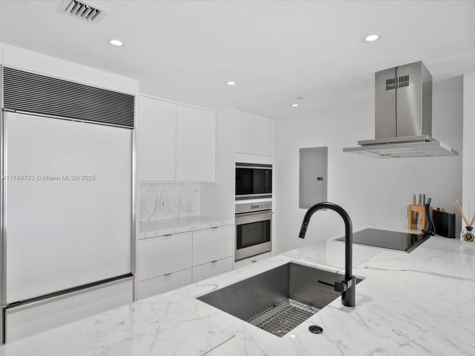 Miami, Florida 33131, United States, 2 Bedrooms Bedrooms, ,2 BathroomsBathrooms,Residential,Pending,1617