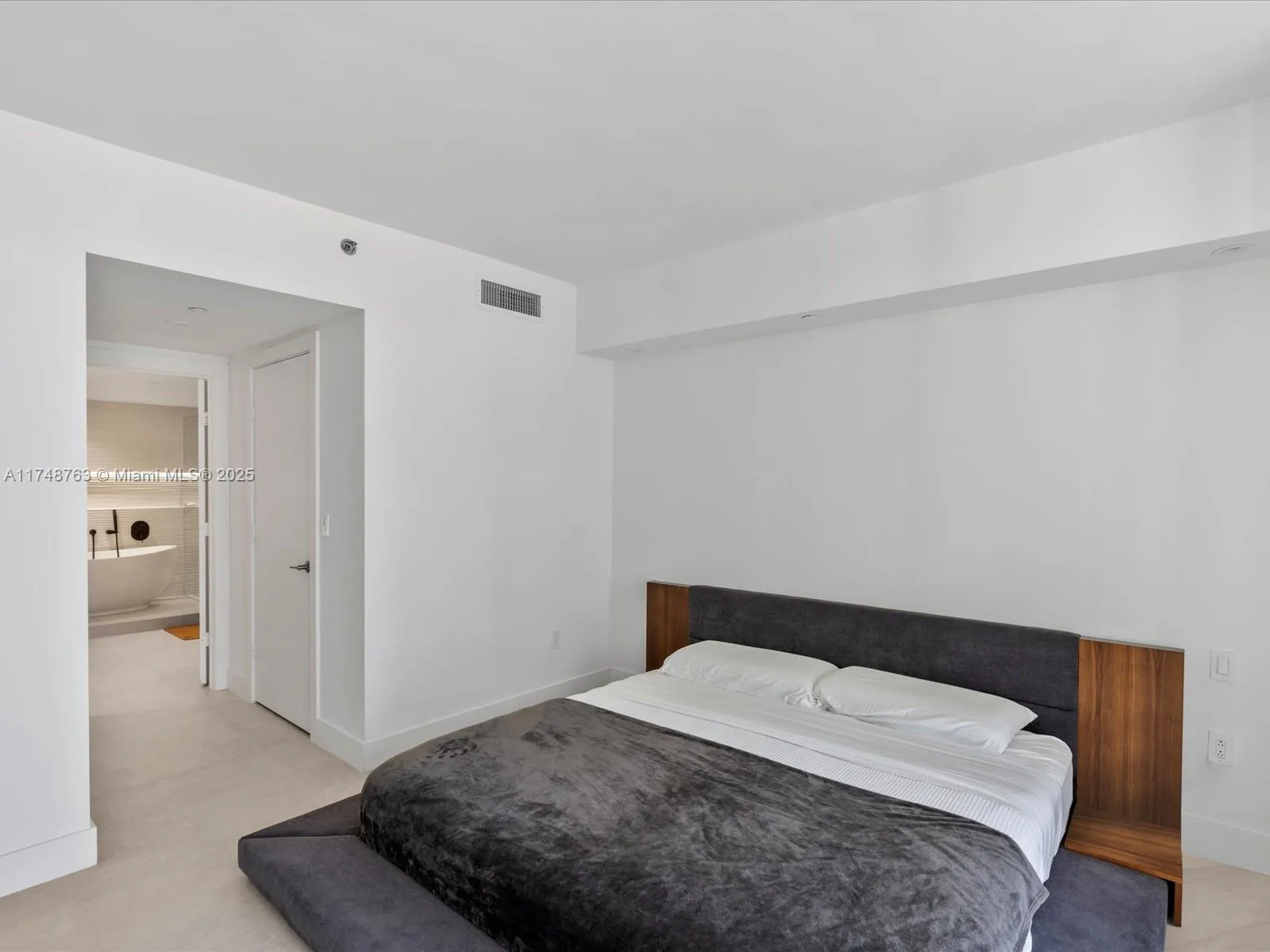 Miami, Florida 33131, United States, 2 Bedrooms Bedrooms, ,2 BathroomsBathrooms,Residential,Pending,1617