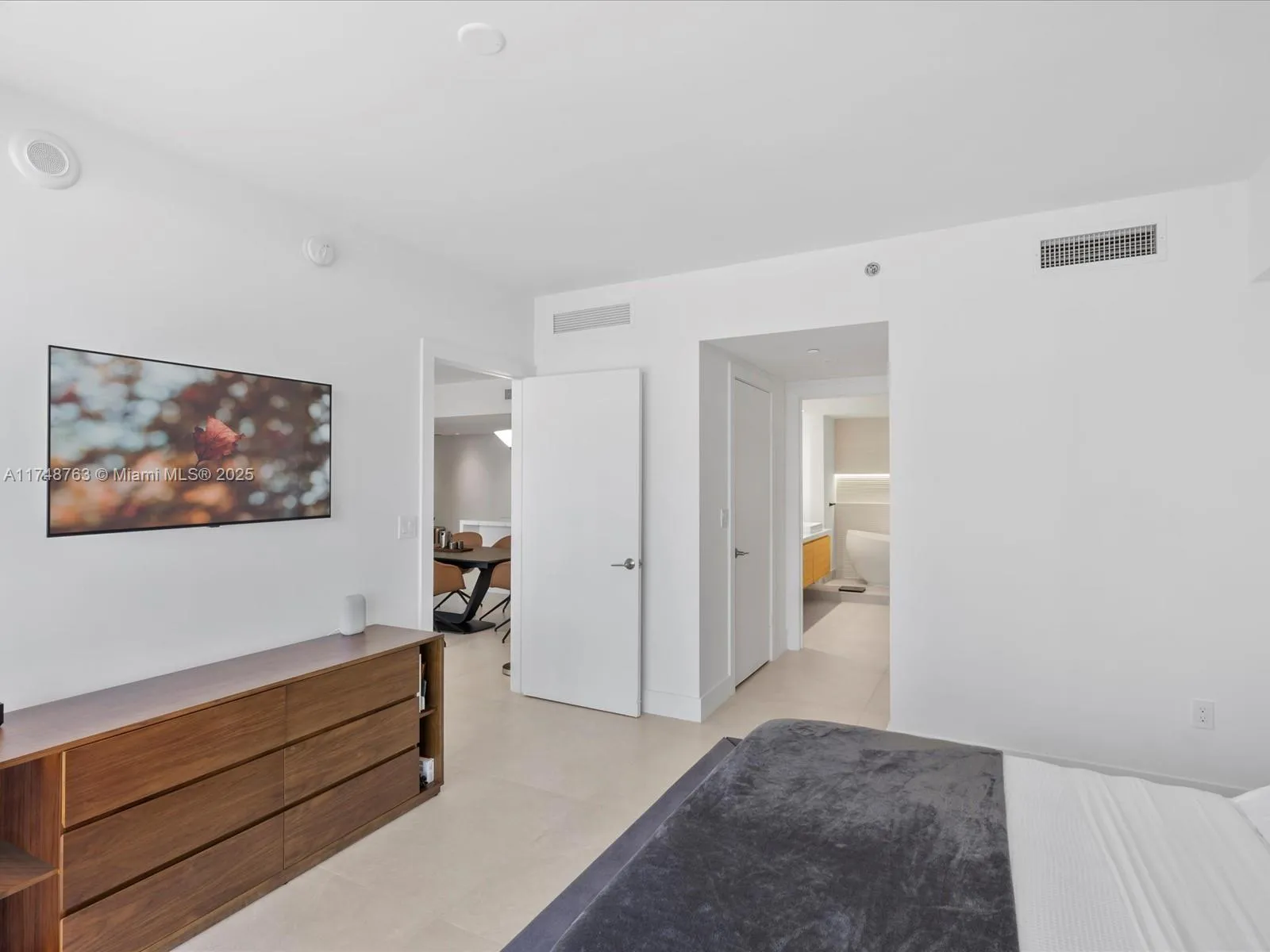 Miami, Florida 33131, United States, 2 Bedrooms Bedrooms, ,2 BathroomsBathrooms,Residential,Pending,1617