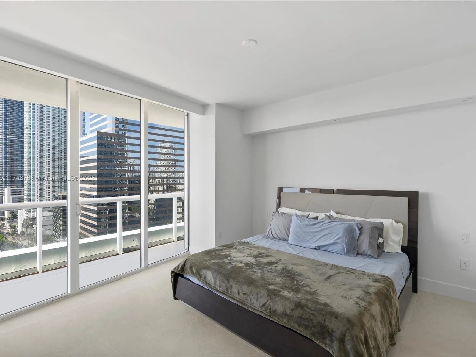 Miami, Florida 33131, United States, 2 Bedrooms Bedrooms, ,2 BathroomsBathrooms,Residential,Pending,1617