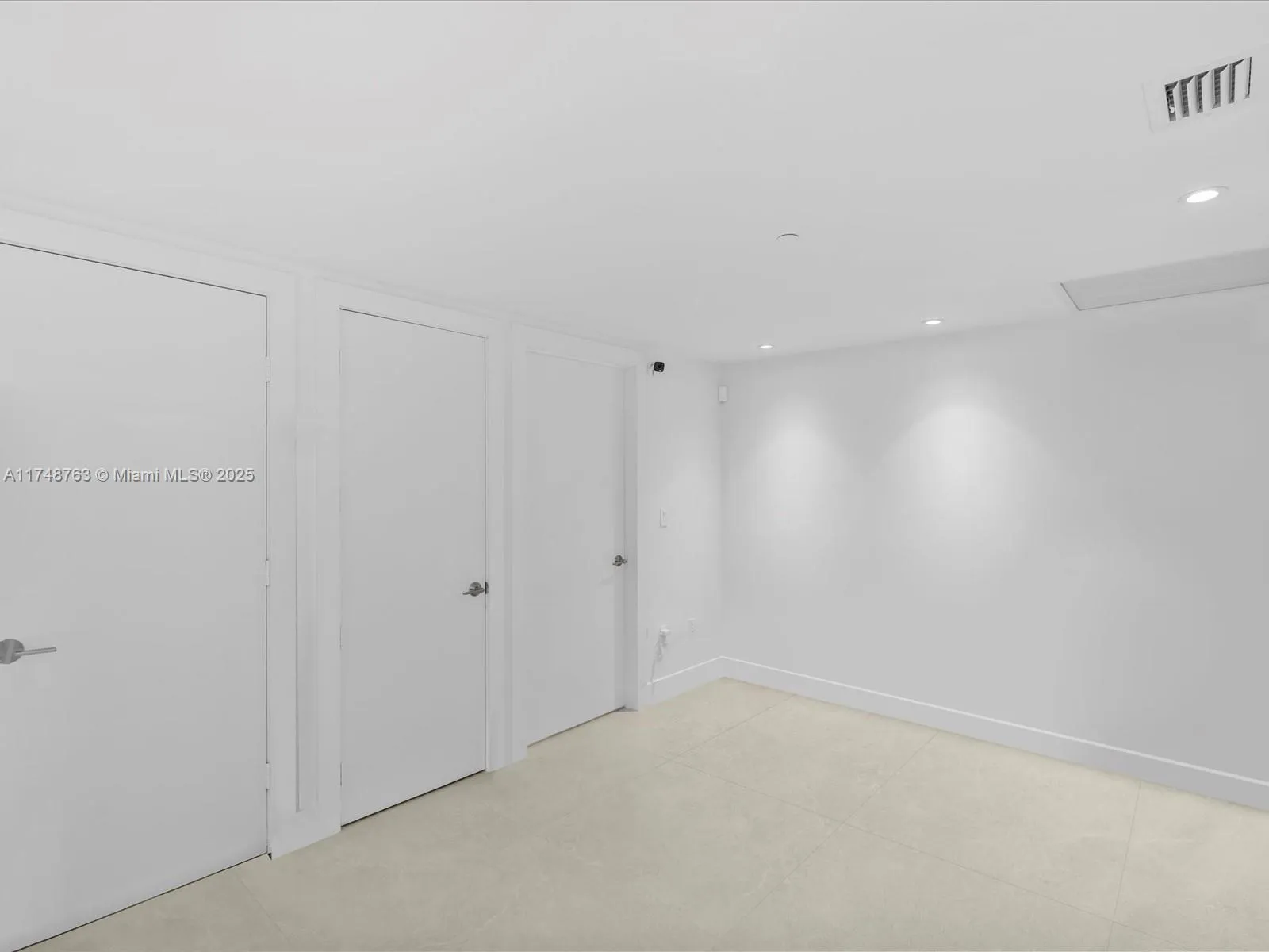 Miami, Florida 33131, United States, 2 Bedrooms Bedrooms, ,2 BathroomsBathrooms,Residential,Pending,1617