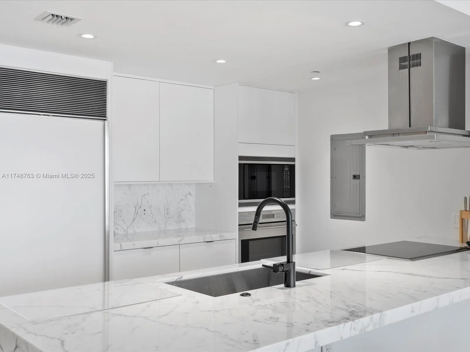 Miami, Florida 33131, United States, 2 Bedrooms Bedrooms, ,2 BathroomsBathrooms,Residential,Pending,1617