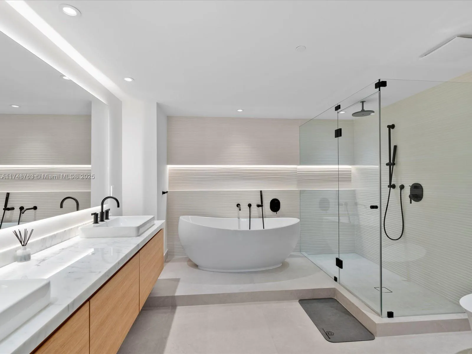 Miami, Florida 33131, United States, 2 Bedrooms Bedrooms, ,2 BathroomsBathrooms,Residential,Pending,1617