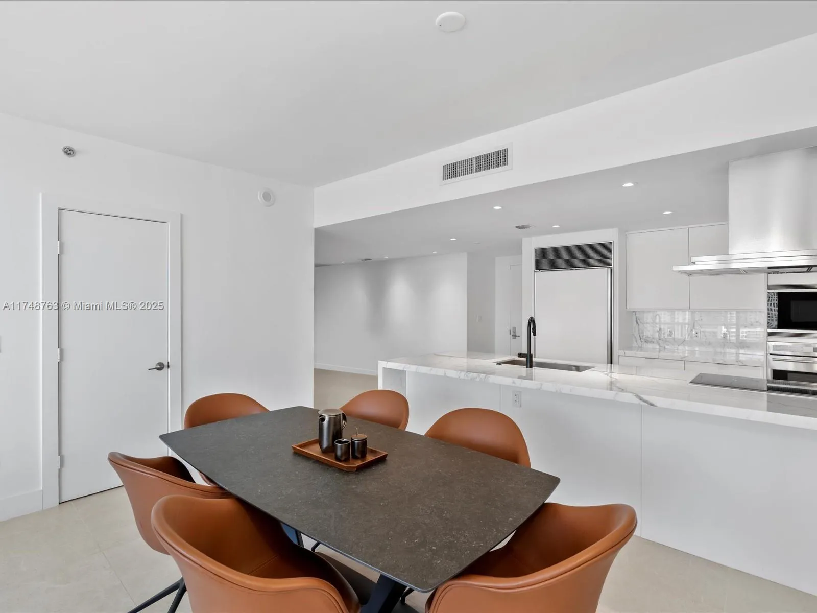 Miami, Florida 33131, United States, 2 Bedrooms Bedrooms, ,2 BathroomsBathrooms,Residential,Pending,1617