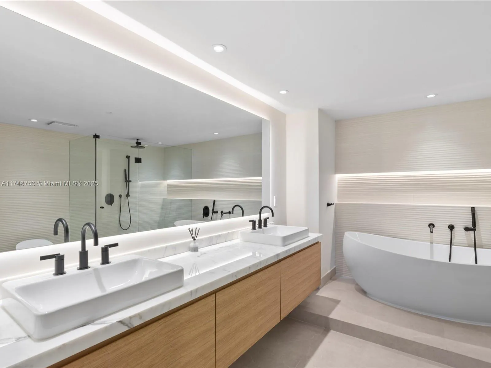 Miami, Florida 33131, United States, 2 Bedrooms Bedrooms, ,2 BathroomsBathrooms,Residential,Pending,1617