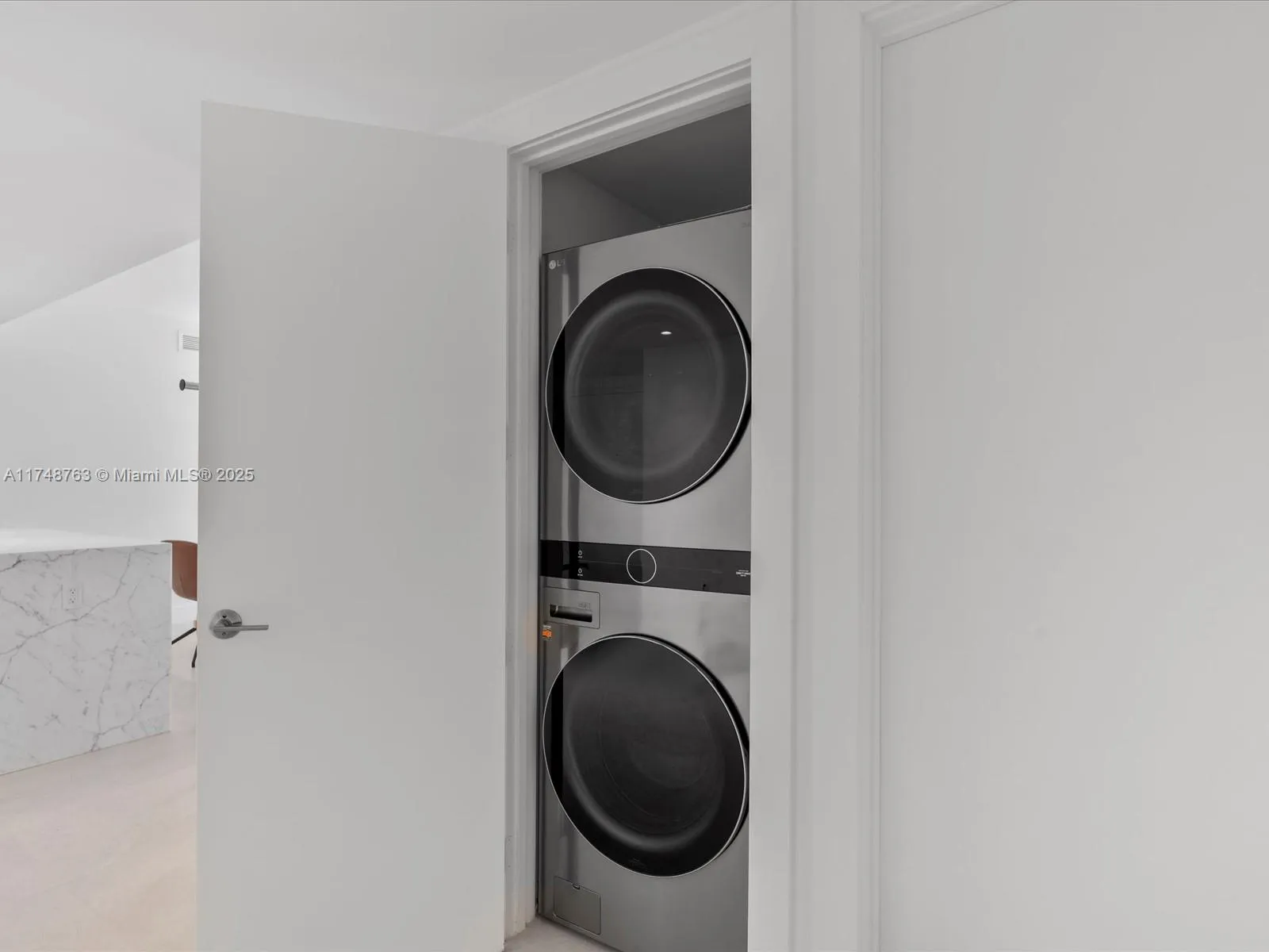 Miami, Florida 33131, United States, 2 Bedrooms Bedrooms, ,2 BathroomsBathrooms,Residential,Pending,1617