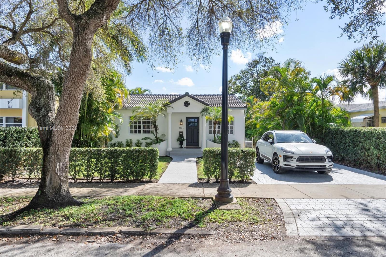 Property for Sale at 1934 Jefferson St, Hollywood, Broward County, Florida - Bedrooms: 3 
Bathrooms: 3  - $750,000
