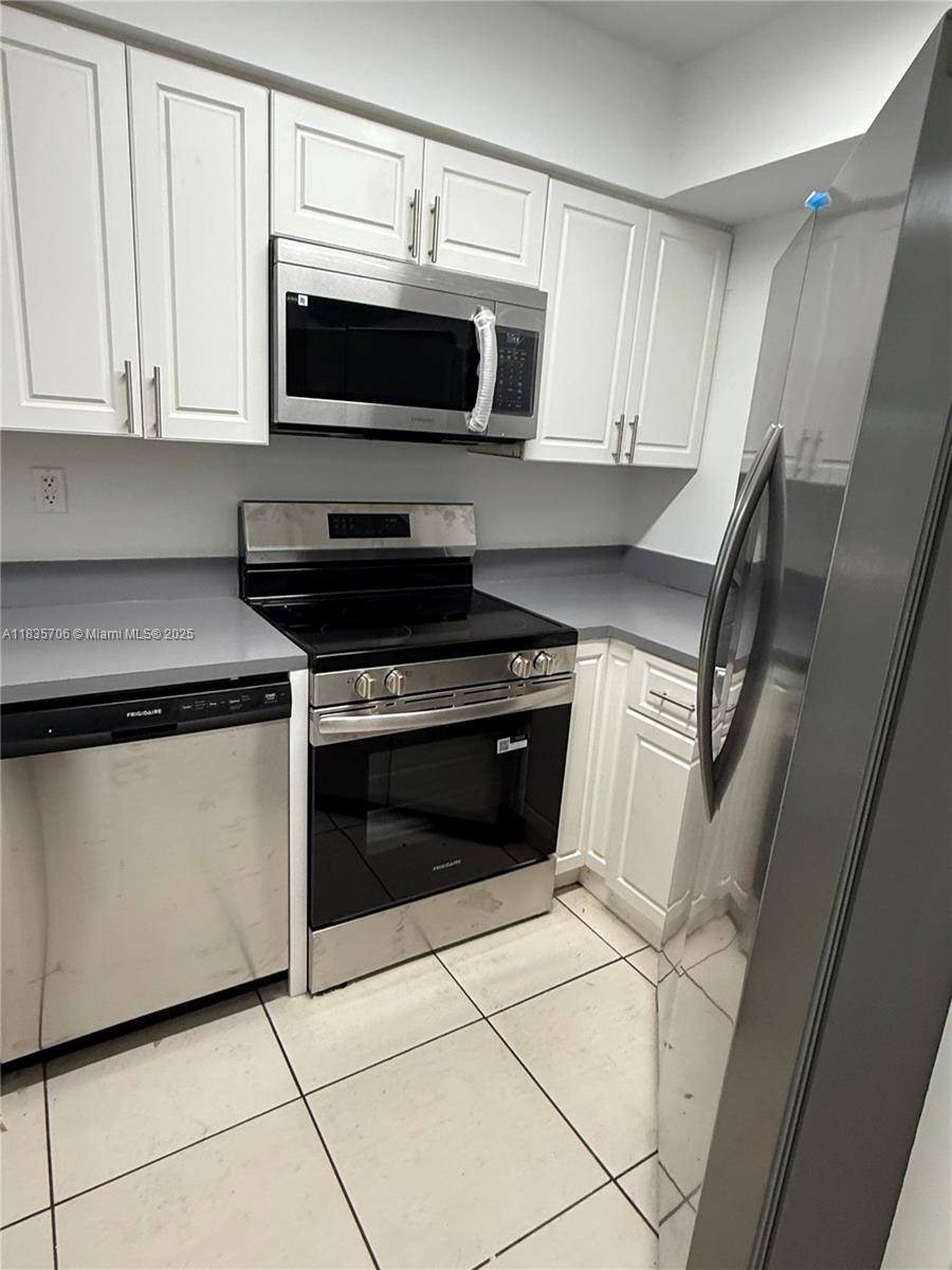 Spacious first floor unit with new stainless steel appliances, 2 bedrooms and 1 bathroom, large screened balcony,
all tiled floors, and 2 parking spaces, washer and dryer