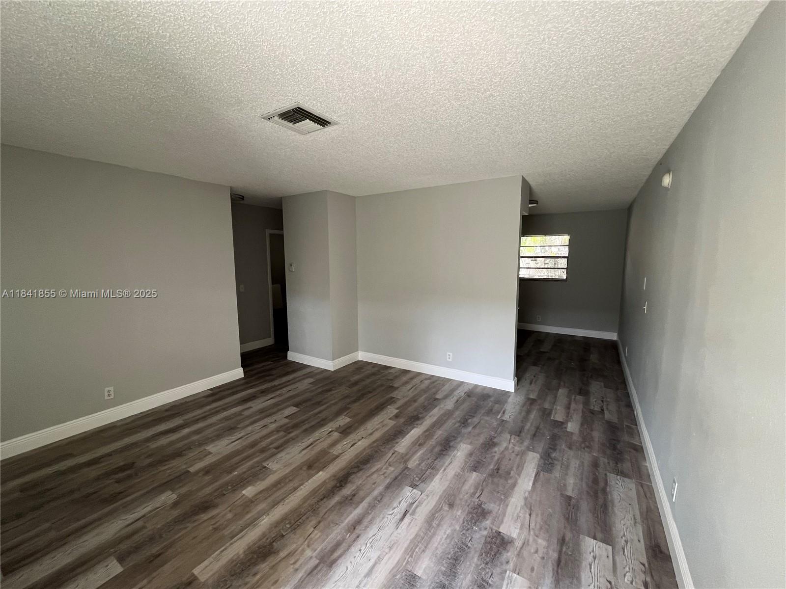 Fully remodeled 1bd/1bath duplex in exceled Dania beach area location close to shopping center,restaurants,school.