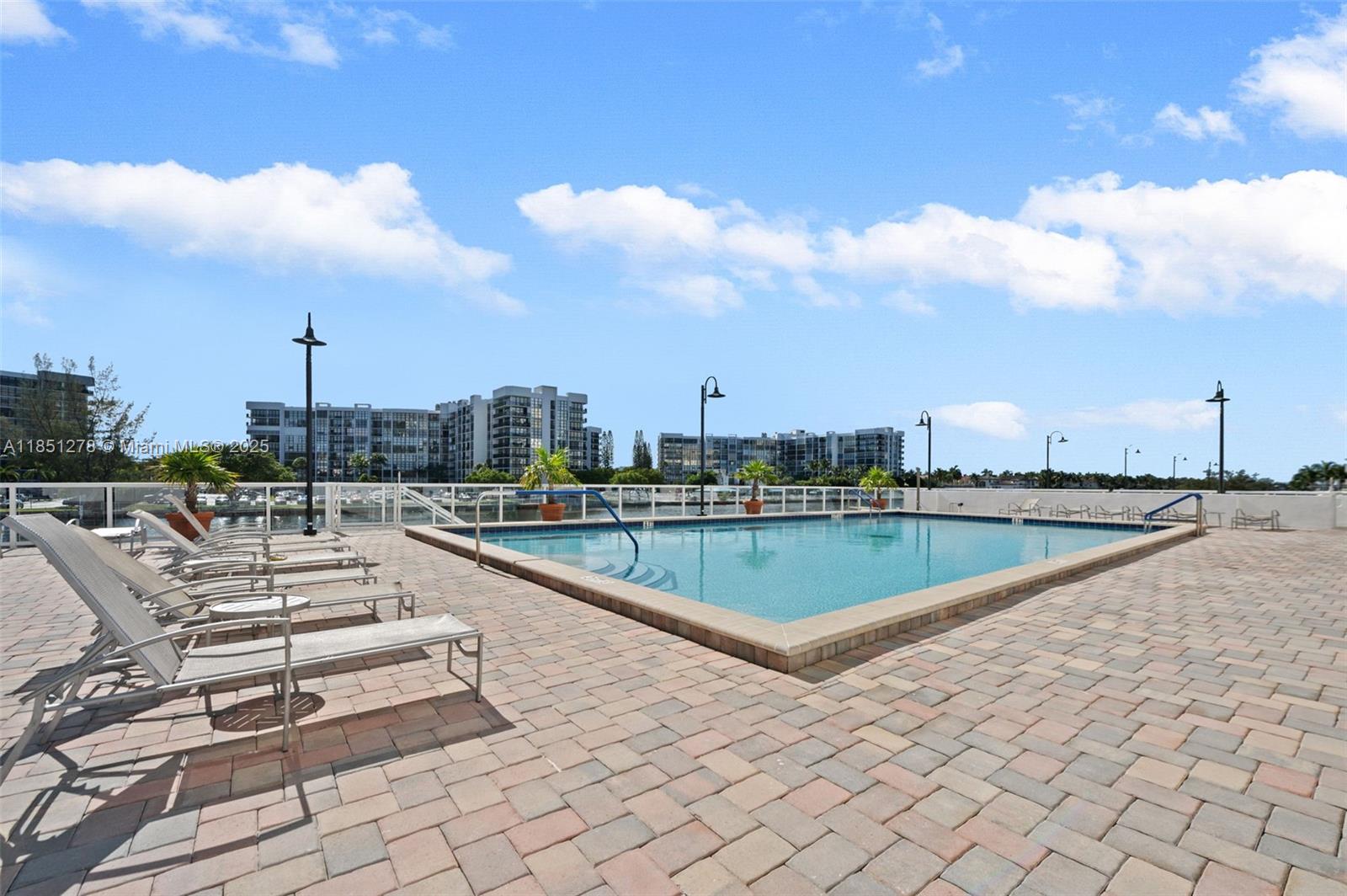 RESIDENCES ON HOLLYWOOD B - Residential