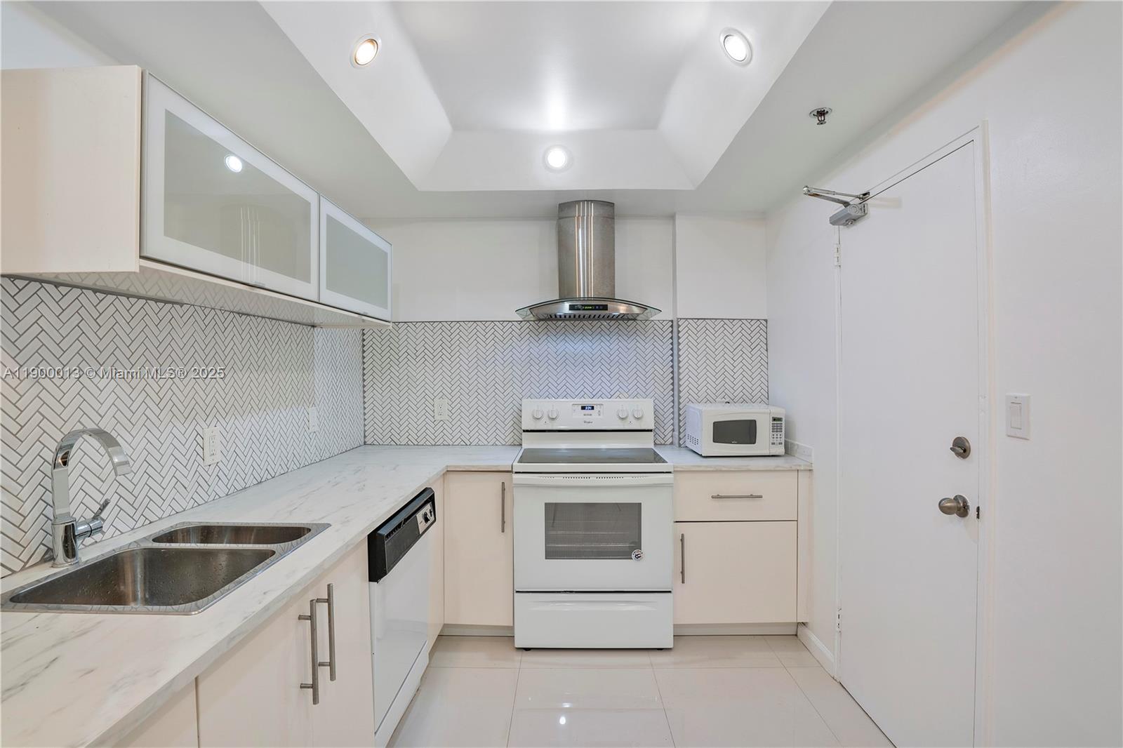 THE PLAZA OF BAL HARBOUR - Residential