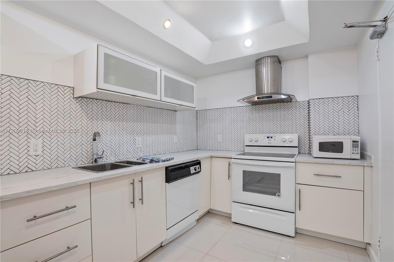 THE PLAZA OF BAL HARBOUR - Residential