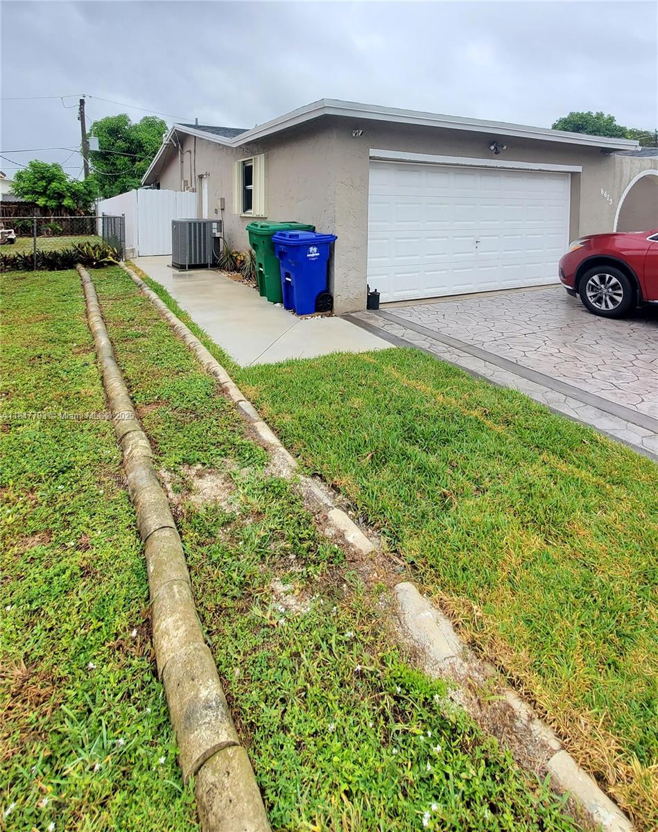 Spacious 1 Bedroom & 1 Bath - FOR RENT - Efficiency - with own entrance and parking space. Unit is clean, bright and in great conditions. Water, electricity and Wi-Fi included in the Rent. Easy to preview, by appointment only.