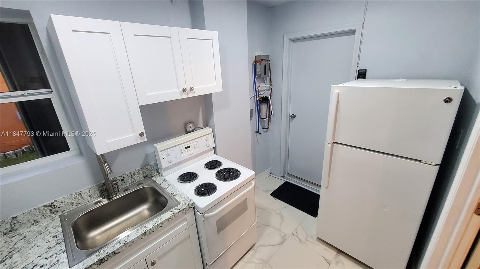 KNOLLS 3 SEC - Residential Lease