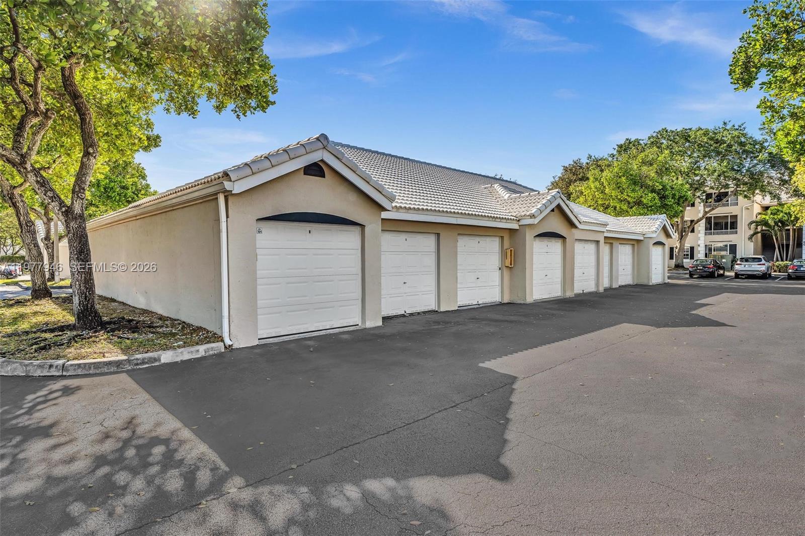 LAKEVIEW CLUB CONDO - Residential Lease