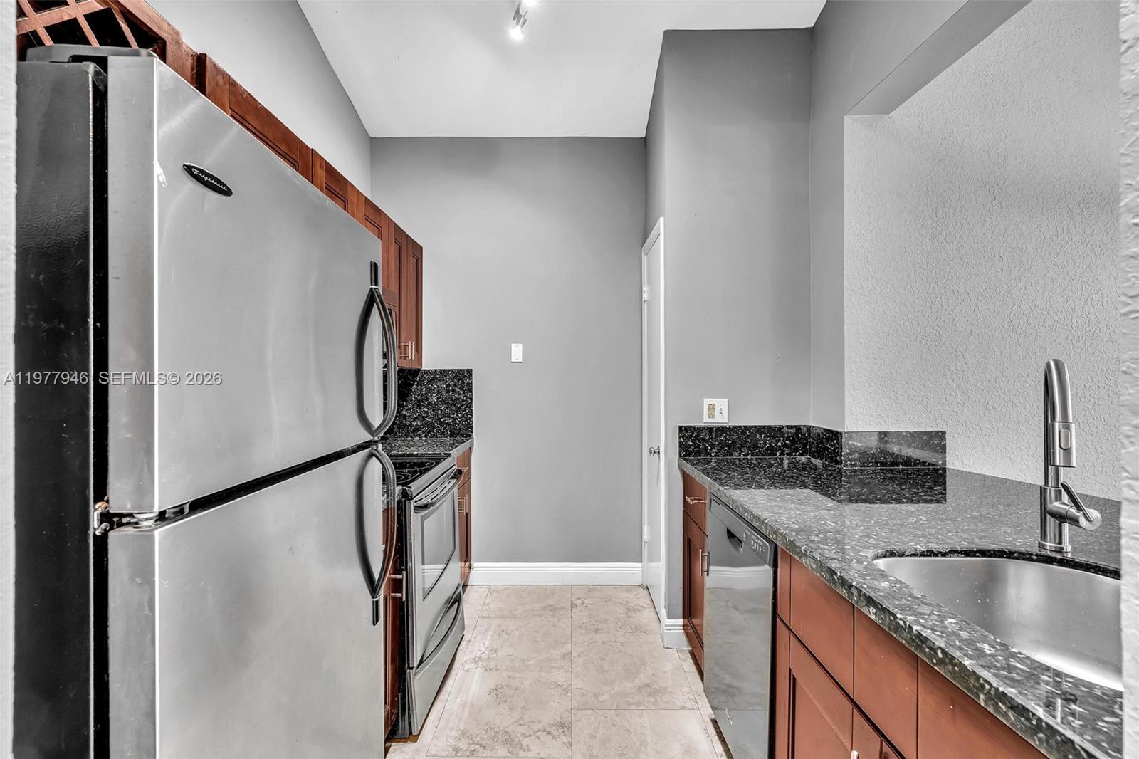 LAKEVIEW CLUB CONDO - Residential Lease