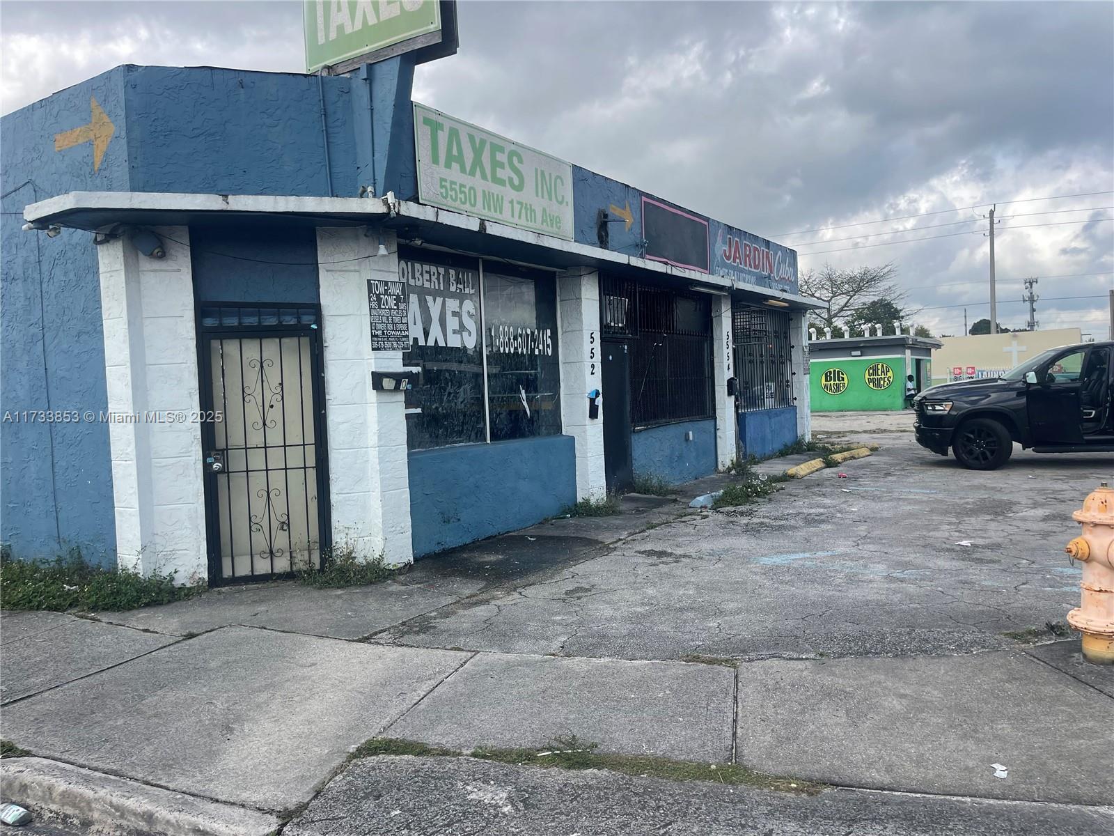 3 storefronts for rent. Each approximately 900sqft each. Perfect for hair salon, barbershop, tax office, church, etc.
Very Busy Main Avenue.
