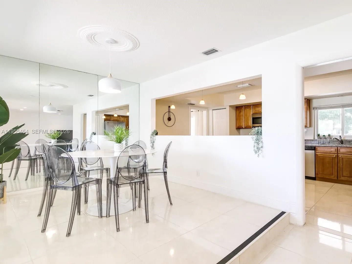 HOLLYWOOD HILLS - Residential