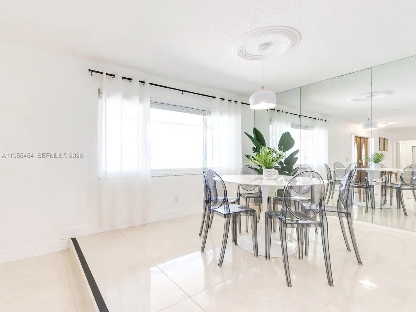 HOLLYWOOD HILLS - Residential