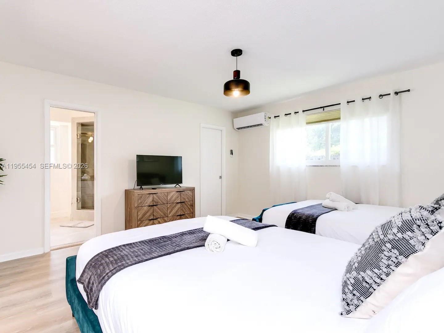 HOLLYWOOD HILLS - Residential