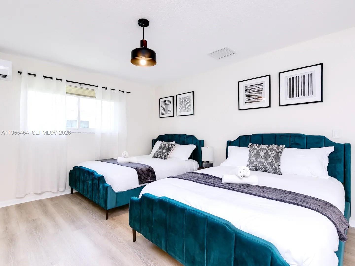 HOLLYWOOD HILLS - Residential