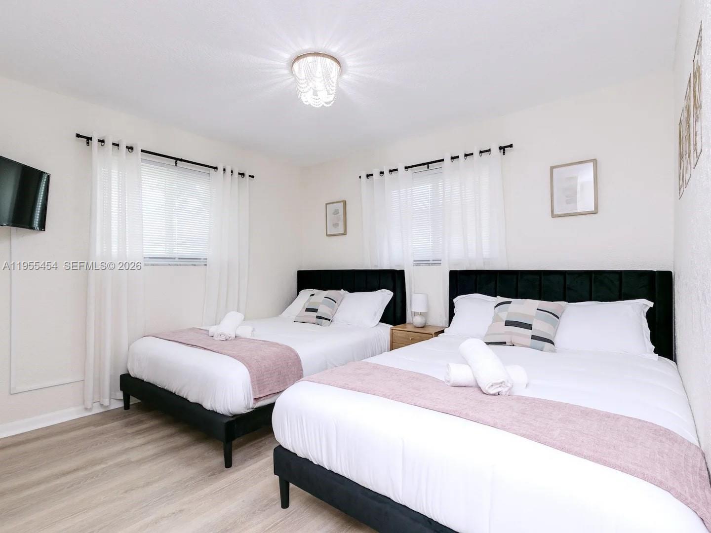 HOLLYWOOD HILLS - Residential