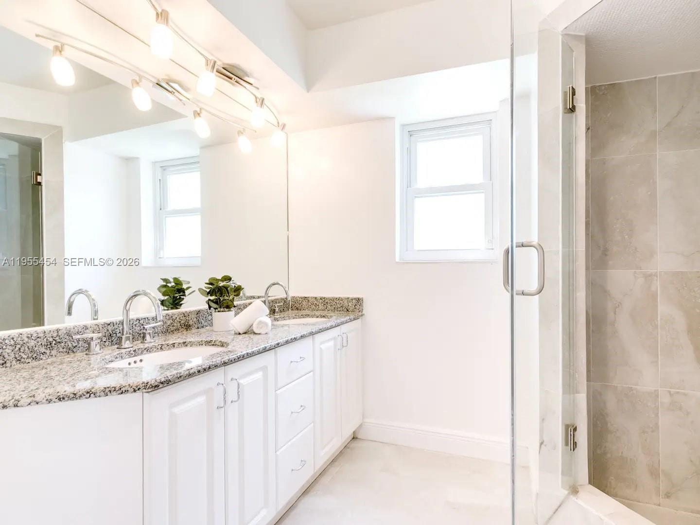 HOLLYWOOD HILLS - Residential