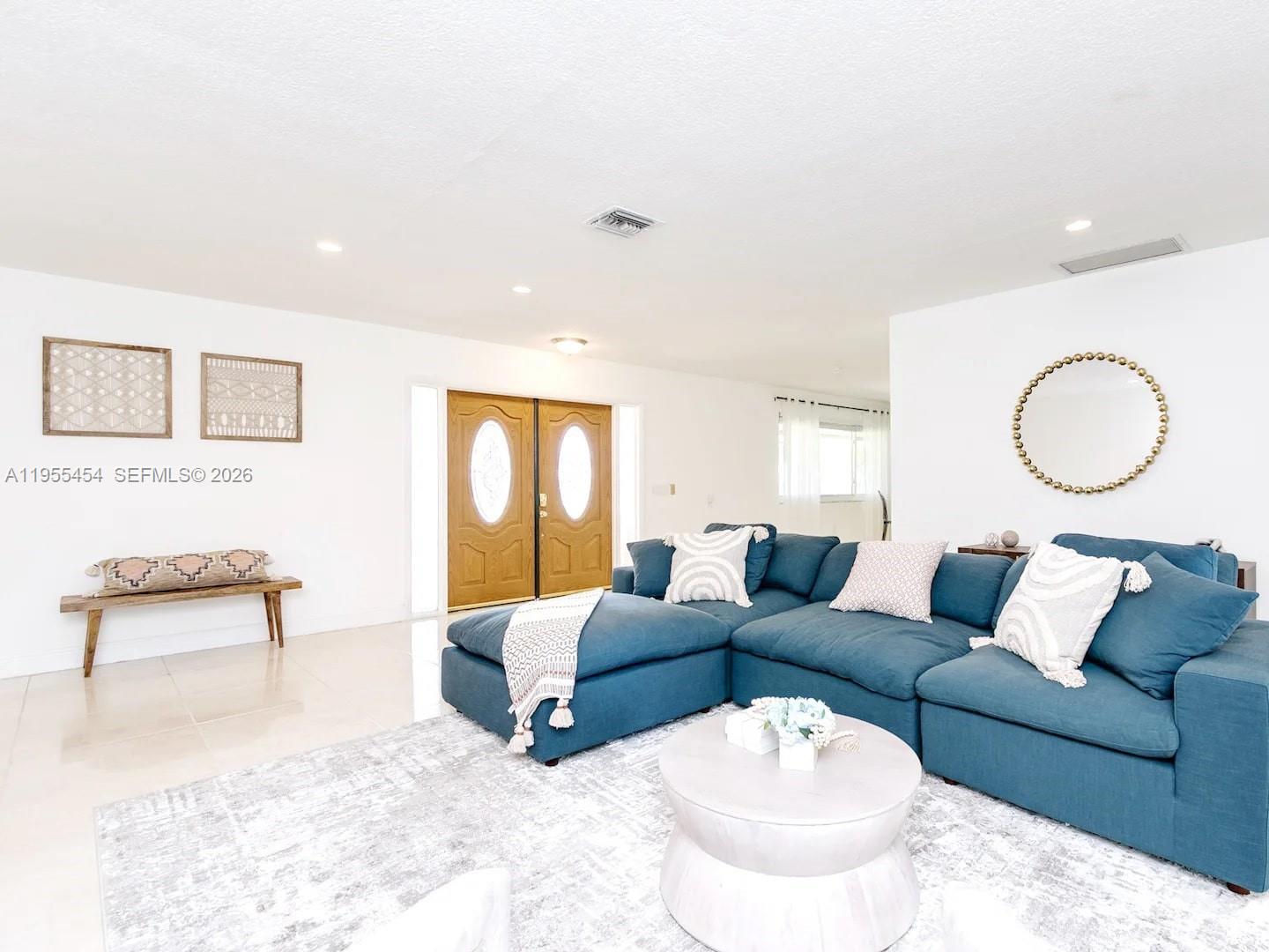 HOLLYWOOD HILLS - Residential