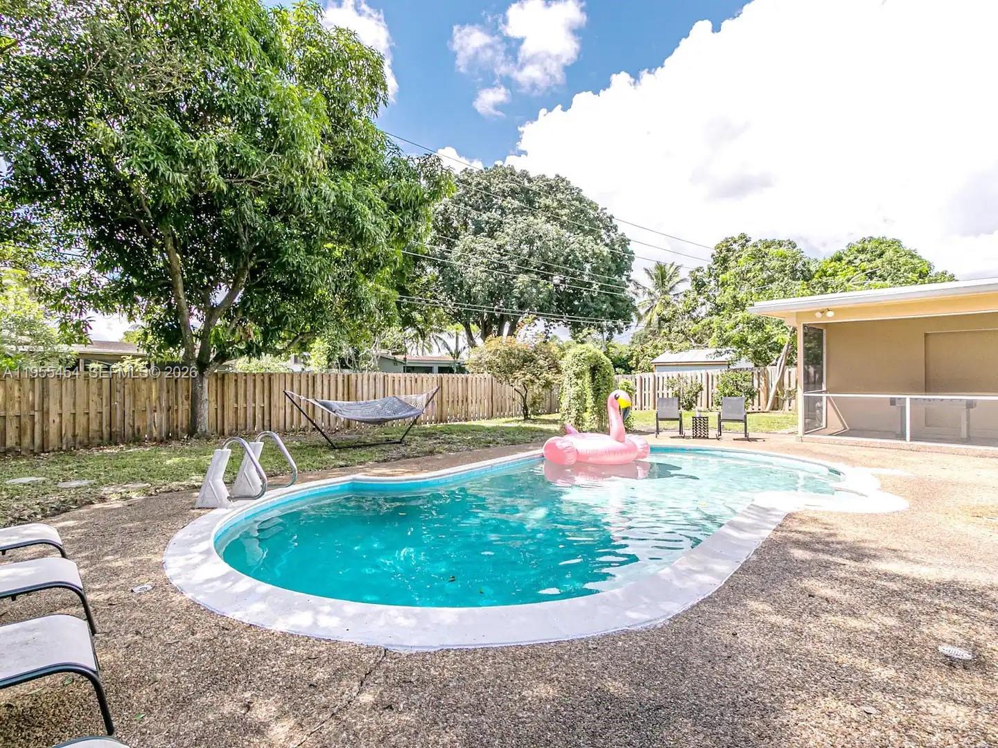 HOLLYWOOD HILLS - Residential