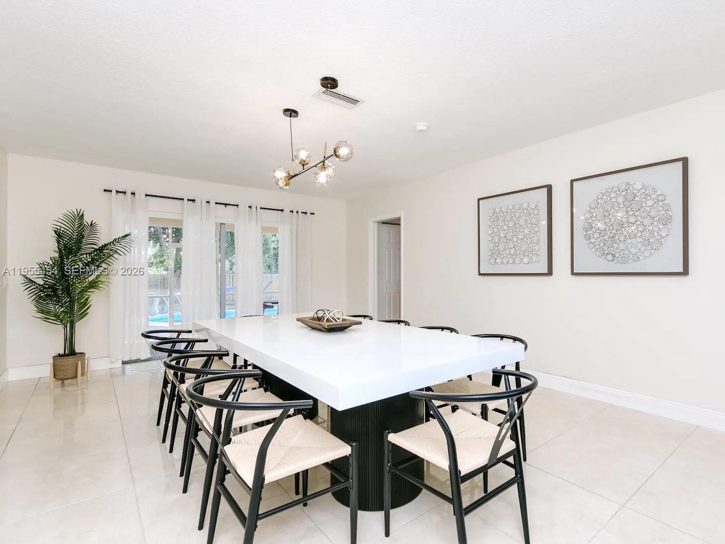 HOLLYWOOD HILLS - Residential