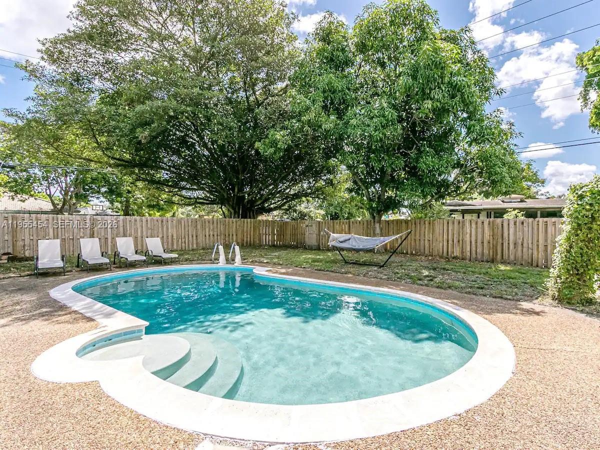 HOLLYWOOD HILLS - Residential