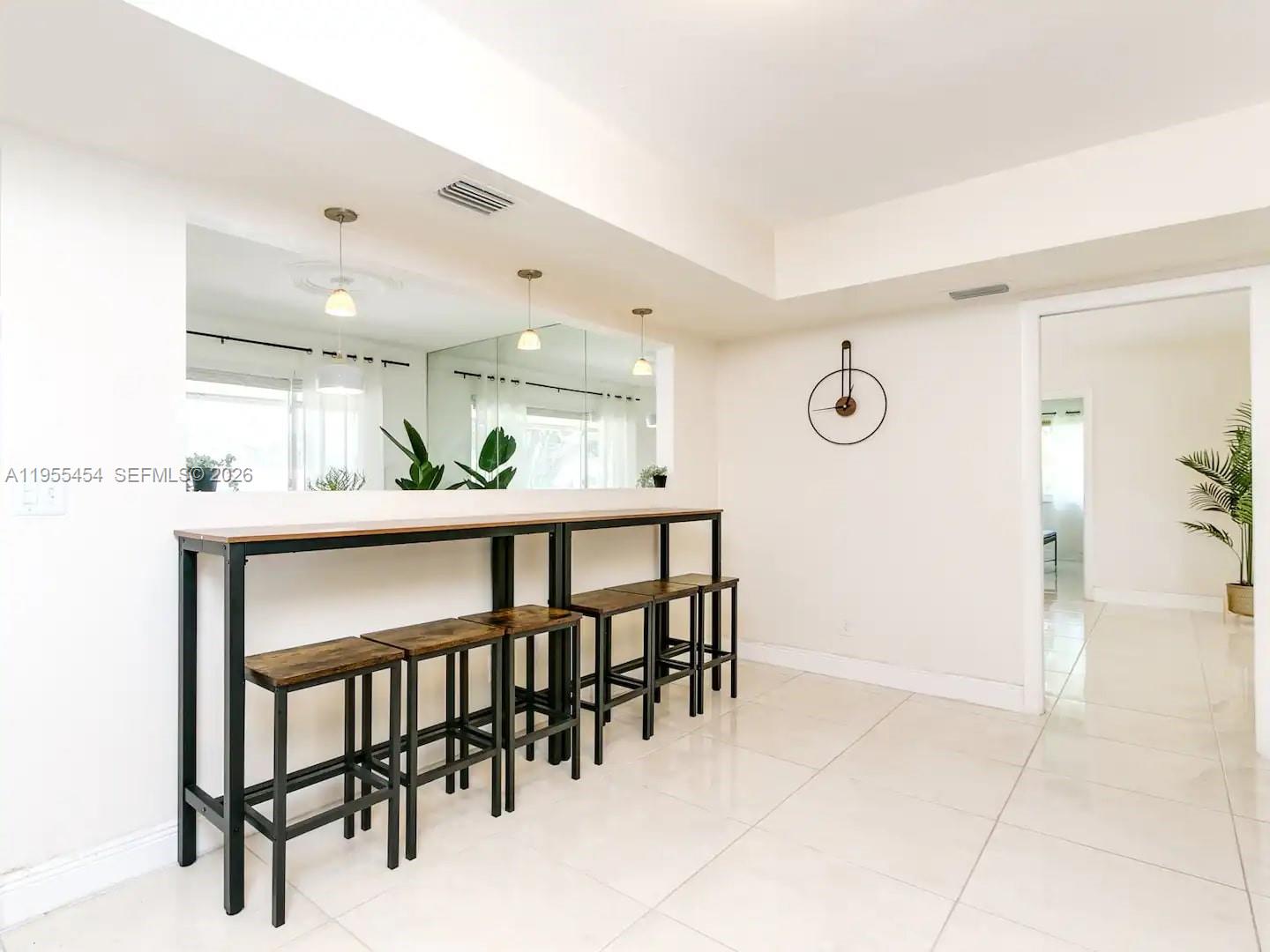 HOLLYWOOD HILLS - Residential