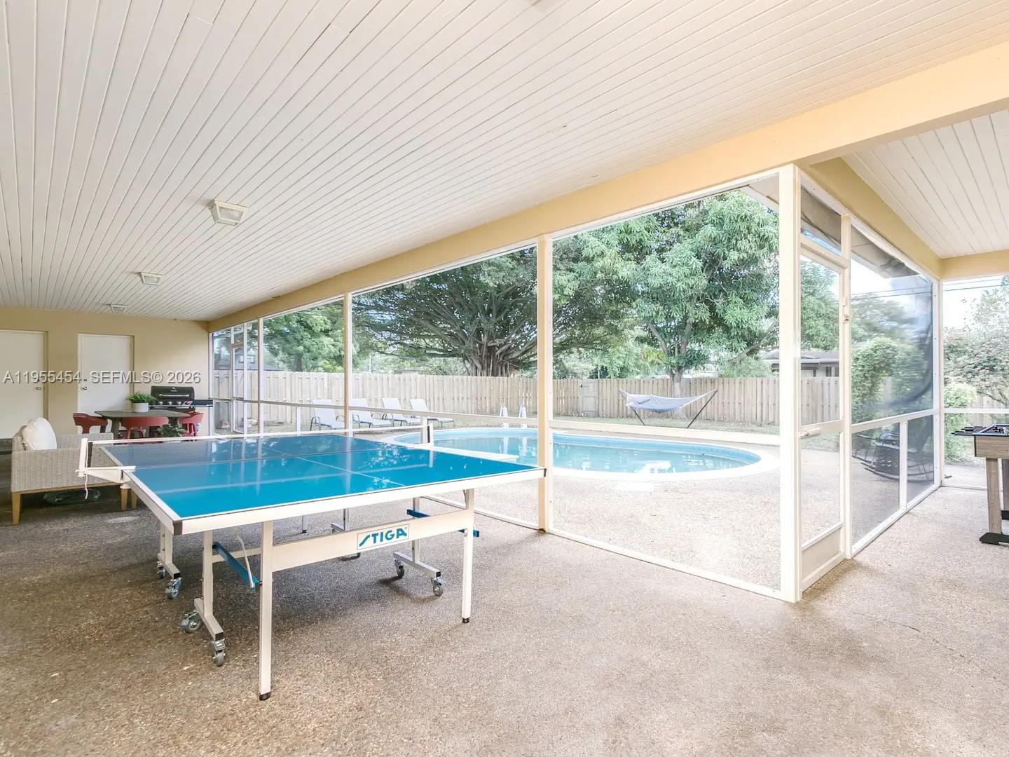 HOLLYWOOD HILLS - Residential