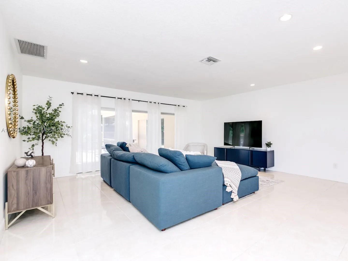 HOLLYWOOD HILLS - Residential