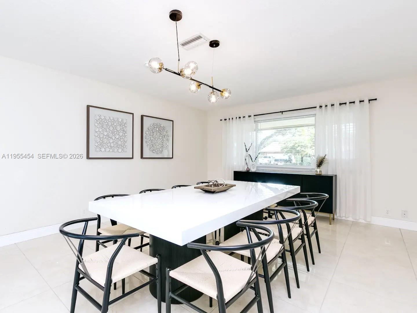 HOLLYWOOD HILLS - Residential