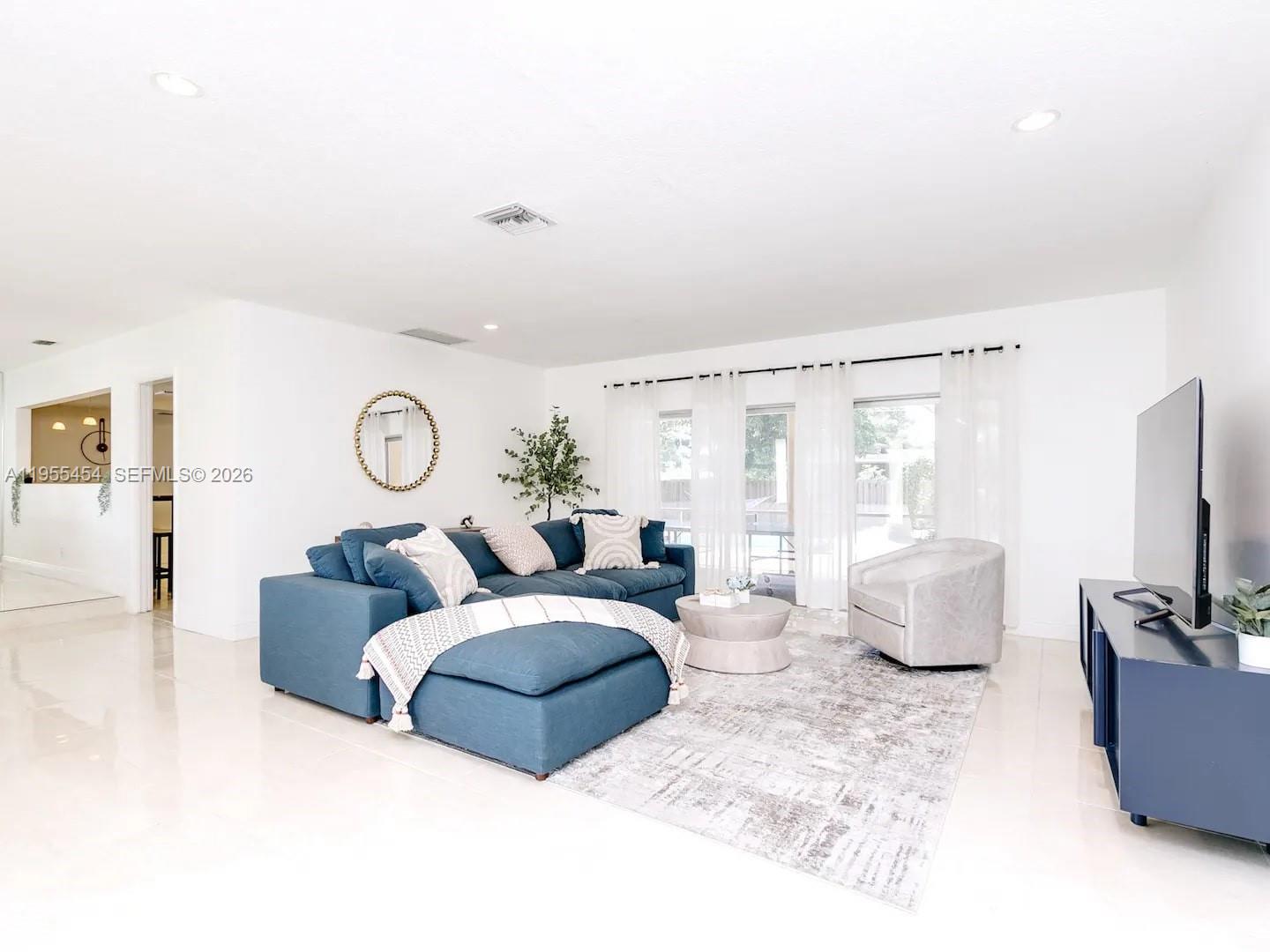 HOLLYWOOD HILLS - Residential