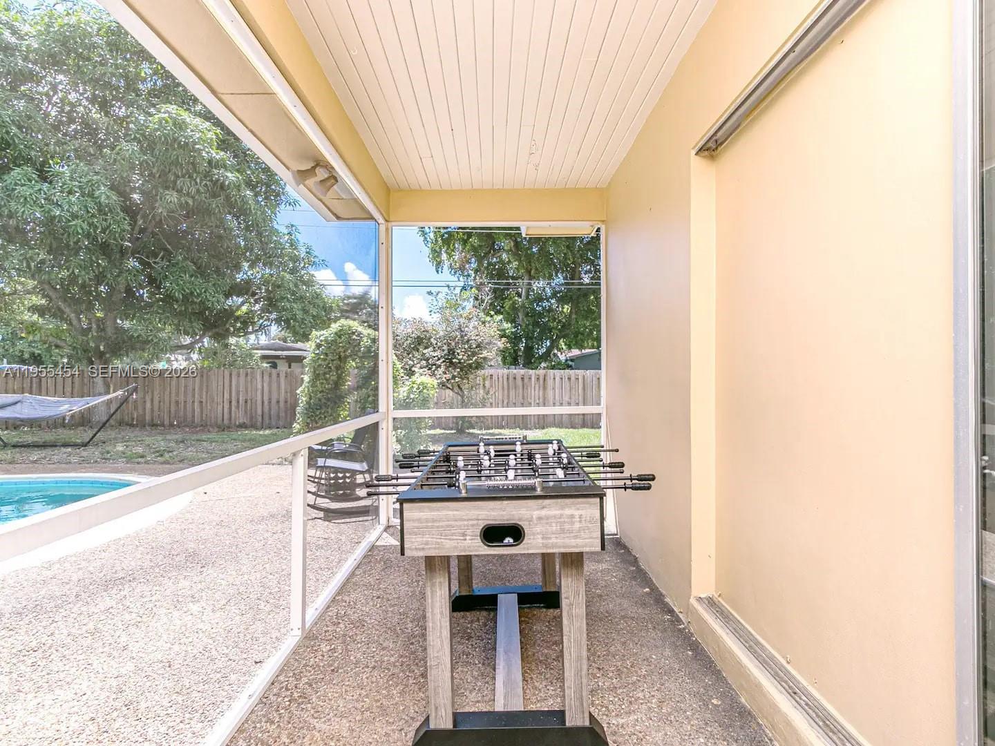 HOLLYWOOD HILLS - Residential