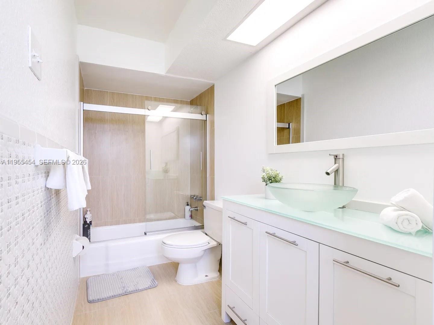 HOLLYWOOD HILLS - Residential