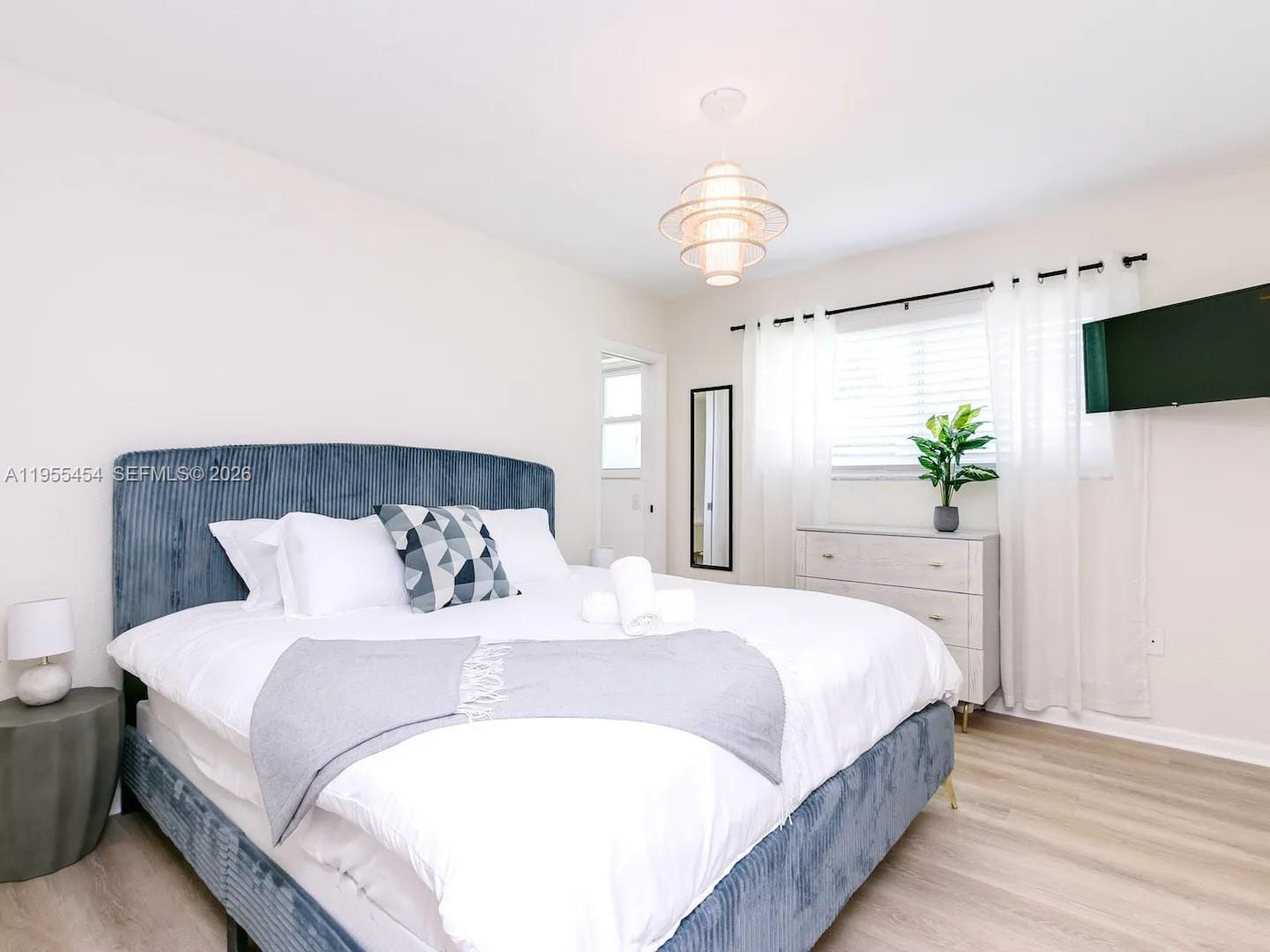 HOLLYWOOD HILLS - Residential