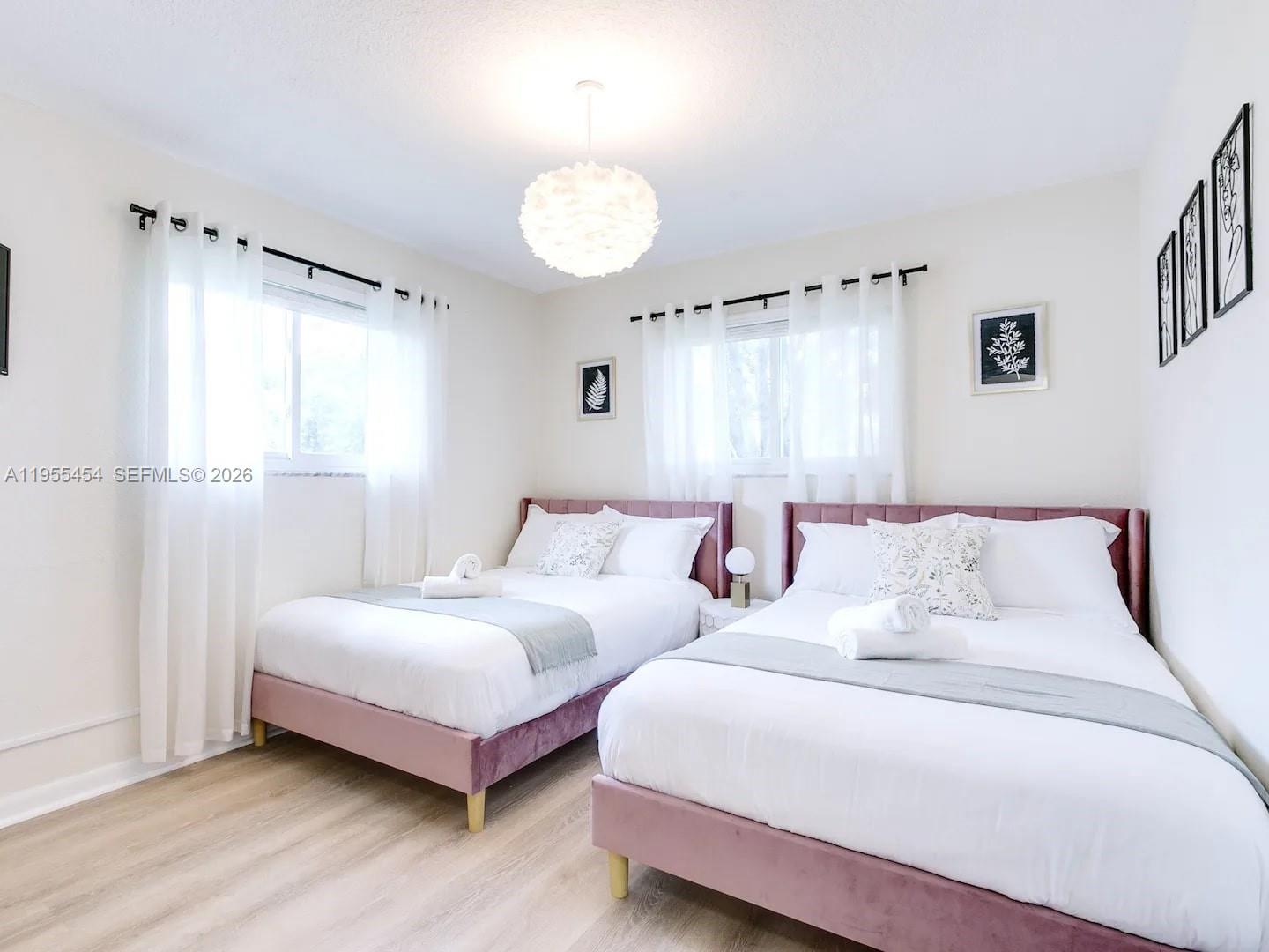 HOLLYWOOD HILLS - Residential