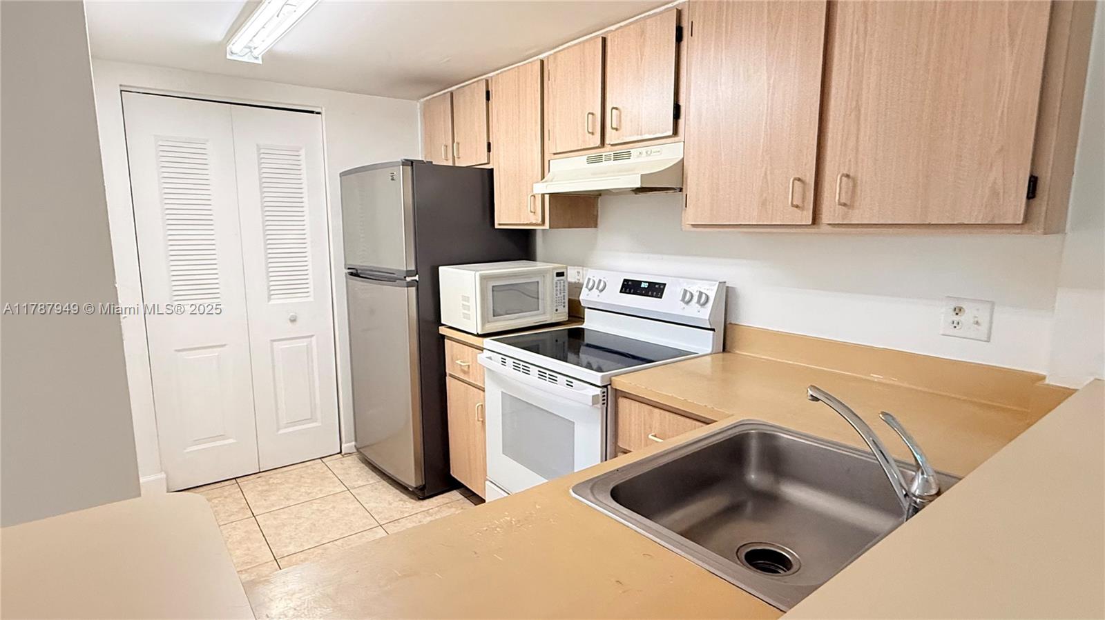 LAKES OF JACARANDA CONDO - Residential