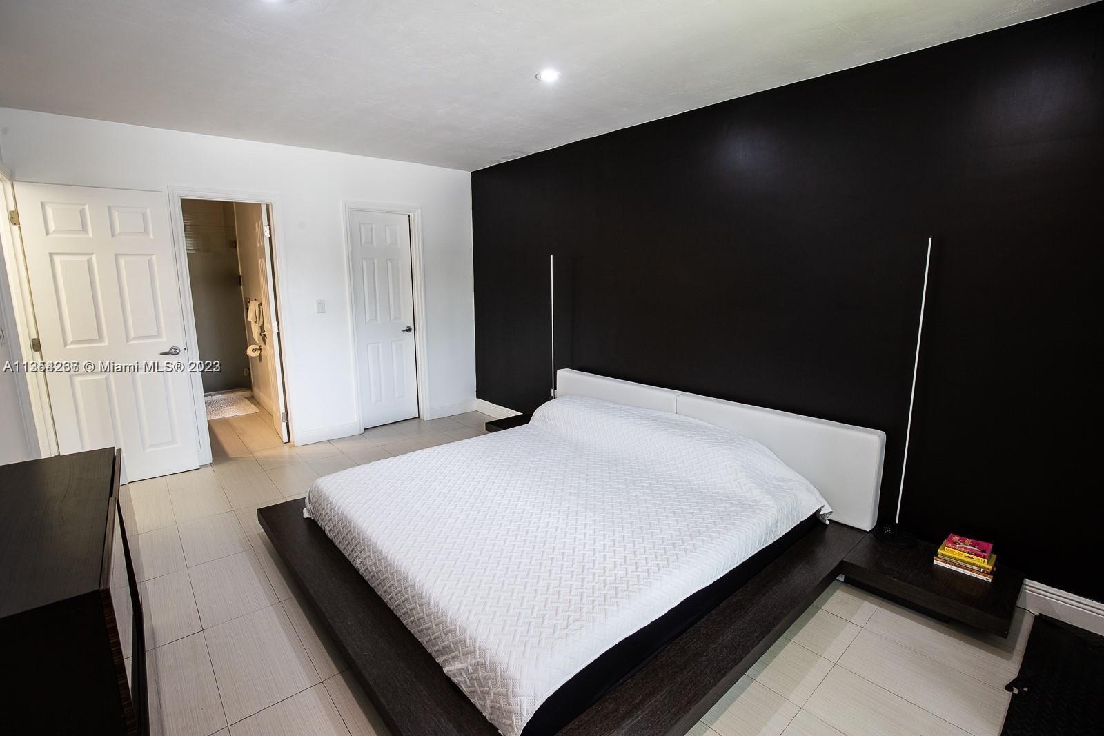 VENETIAN PALMS CONDO - Residential