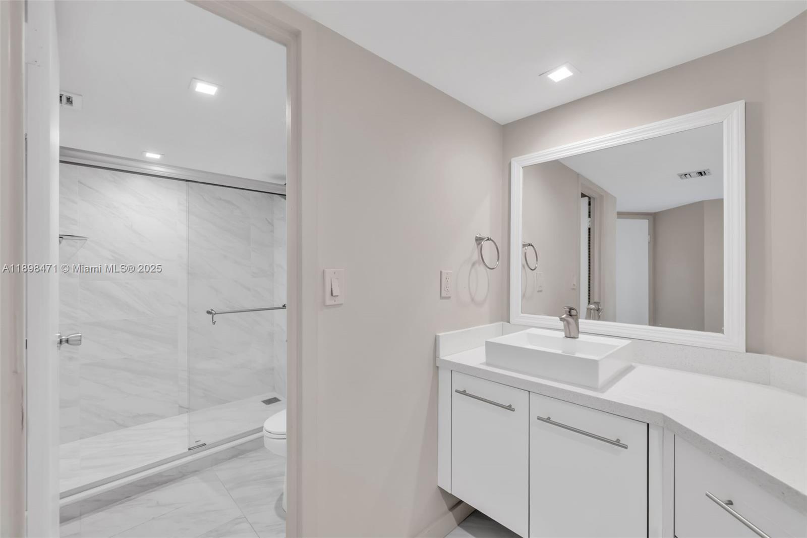 BRICKELL BAY CLUB CONDO - Residential Lease