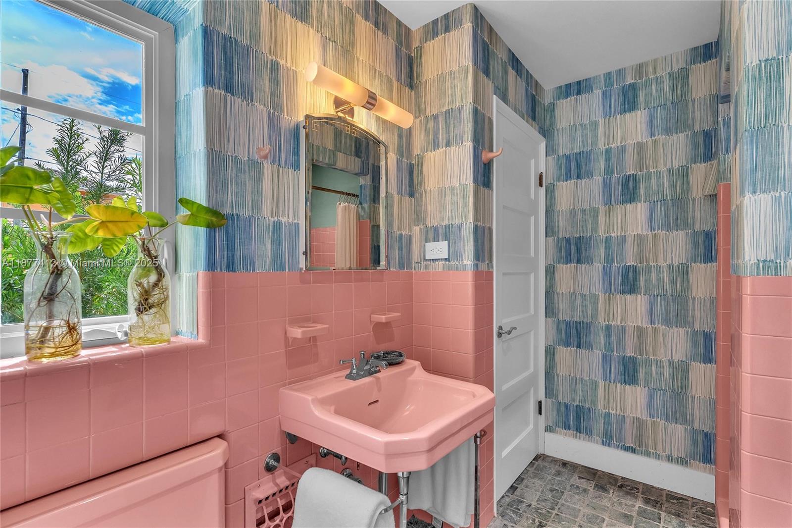 HOLLYWOOD LAKES SECTION - Residential